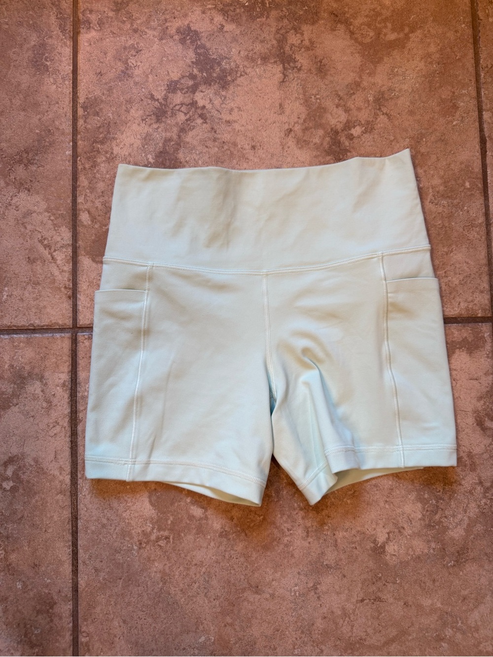 Athleta Salutation Stash 5” Short